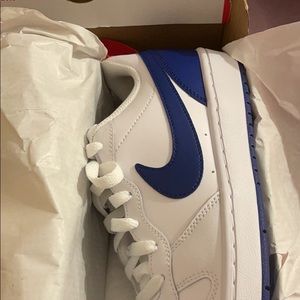 Hello I’m selling a size 6y in boys Gs